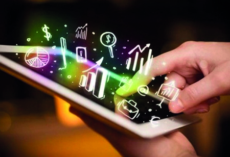 What factors influence the total expenses of mobile development?